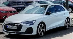 Audi A3 Sportback, önden üç çeyrek görünüm (beyaz)