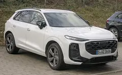 Audi Q3, önden üç çeyrek görünüm (beyaz)