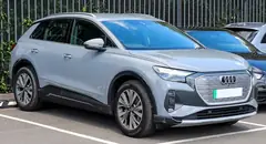 Audi Q4 e-tron, önden üç çeyrek görünüm (gümüş)