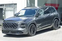 Audi Q7, önden üç çeyrek görünüm (gri)