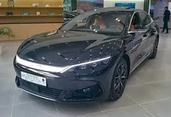 BYD Han, önden üç çeyrek görünüm (lacivert)
