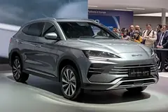 BYD Seal U DM-i, önden üç çeyrek görünüm (gri)