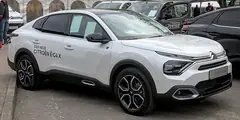 Citroën C4 X, önden üç çeyrek görünüm (beyaz)