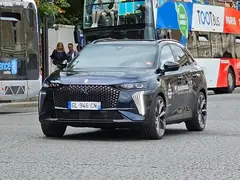 DS 7, önden üç çeyrek görünüm (lacivert)
