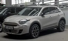 Fiat 600, önden üç çeyrek görünüm (bej-gri)