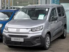 Fiat Doblo Combi, önden üç çeyrek görünüm (gri)