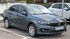 Fiat Egea Sedan, önden üç çeyrek görünüm (gri-mavi)