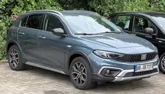 Fiat Egea Cross, önden üç çeyrek görünüm (gri-mavi)