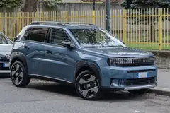 Fiat Grande Panda, önden üç çeyrek görünüm (mavi)