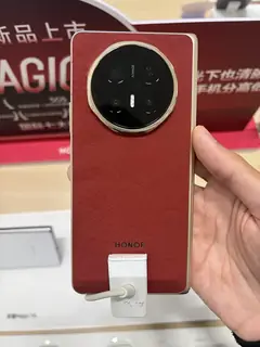 HONOR Magic V6, kapalÄ± hÃ¢lde arkadan (kÄ±rmÄ±zÄ±)