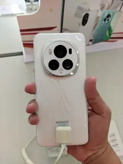 HONOR Magic6 Pro, arkadan (beyaz)