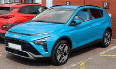 Hyundai Bayon, önden üç çeyrek görünüm (turkuaz)