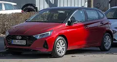 Hyundai i20, önden üç çeyrek görünüm (kırmızı)