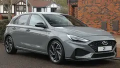 Hyundai i30, önden üç çeyrek görünüm (gri)
