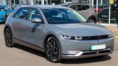 Hyundai IONIQ 5, önden üç çeyrek görünüm (gri)