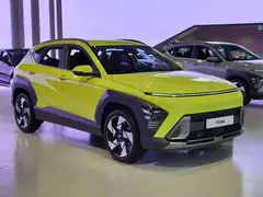 Hyundai Kona, önden üç çeyrek görünüm (sarı-yeşil)