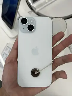 iPhone 15, Mavi, elde arkadan