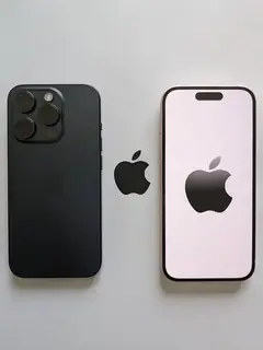 iPhone 15 Pro, Siyah Titanyum, önden ve arkadan