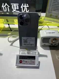 iPhone 15 Pro, titanyum, arkadan (vitrin)