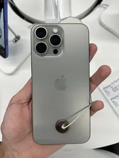 iPhone 15 Pro Max, Natürel Titanyum, elde arkadan