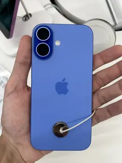 iPhone 16, Ultramarin, elde arkadan