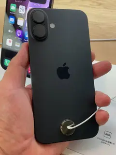 iPhone 16, Siyah, elde arkadan