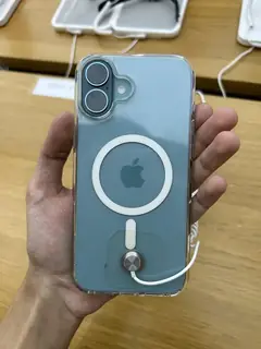 iPhone 16 Plus, Deniz Mavisi (Teal), şeffaf kılıfla elde arkadan