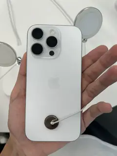 iPhone 16 Pro, Beyaz Titanyum, elde arkadan