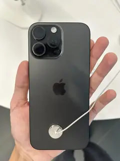 iPhone 16 Pro Max, Natürel Titanyum, elde arkadan