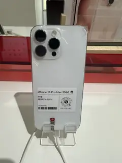 iPhone 16 Pro Max, Beyaz Titanyum, arkadan (ikinci el vitrin)