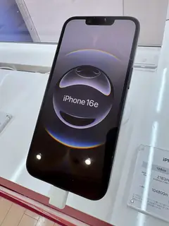 iPhone 16e, Siyah, önden, ekranda iPhone 16e yazısı
