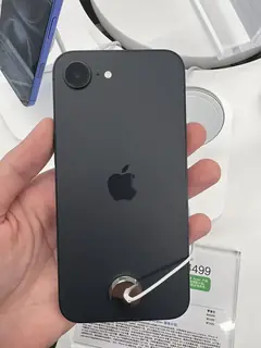 iPhone 16e, Siyah, elde arkadan