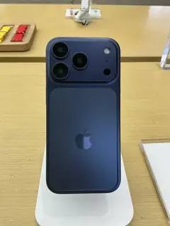 iPhone 17 Pro, Koyu Mavi, arkadan (stantta)