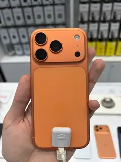 iPhone 17 Pro, Kozmik Turuncu, elde arkadan