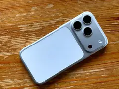 iPhone 17 Pro, Gümüş, ahşap masada arkadan