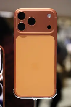 iPhone 17 Pro Max, Kozmik Turuncu, arkadan