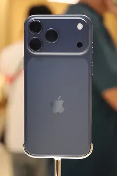 iPhone 17 Pro Max, Koyu Mavi, arkadan