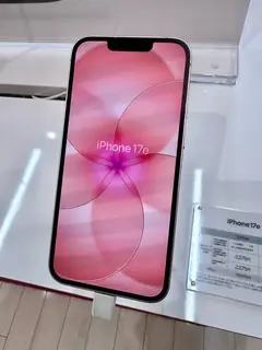 iPhone 17e, Yumuşak Pembe, önden, ekranda iPhone 17e yazısı