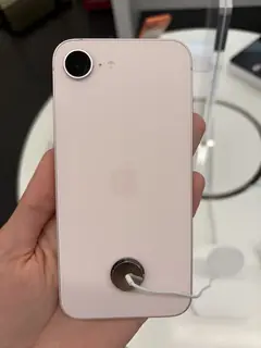 iPhone 17e, Yumuşak Pembe, elde arkadan