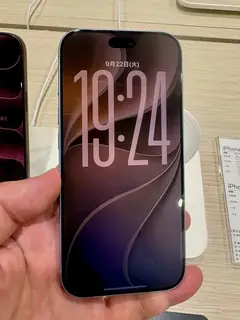 iPhone 18 Pro, önden, elde (kilit ekranı)