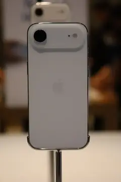 iPhone Air, Gök Mavisi, arkadan