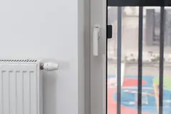 Pencere yanında termostatik vanalı beyaz panel radyatör