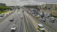 İstanbul'da çok şeritli otoyolda akan araç trafiği, yukarıdan