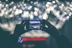 İki elle tutulan akıllı telefonla ışıkların fotoğrafı çekiliyor