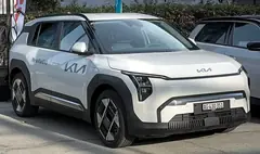 Kia EV3, önden üç çeyrek görünüm (beyaz)