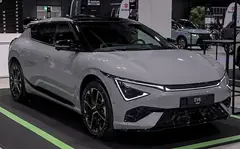 Kia EV6, önden üç çeyrek görünüm (gri)