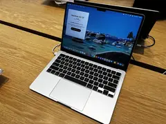 MacBook Air 13 inÃ§ (M4), maÄŸazada aÃ§Ä±k (gÃ¼mÃ¼ÅŸ)