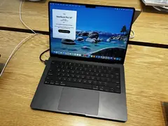 MacBook Pro 14 inÃ§ (M5), maÄŸazada aÃ§Ä±k (uzay siyahÄ±)