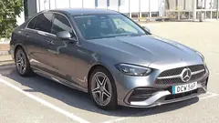 Mercedes-Benz C-Serisi, önden üç çeyrek görünüm (gri)