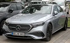 Mercedes-Benz E-Serisi, önden üç çeyrek görünüm (gümüş)